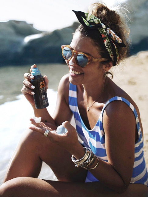 Rien de tel qu'un petit foulard nou en mode fifties pour sophistiquer un look de plage !