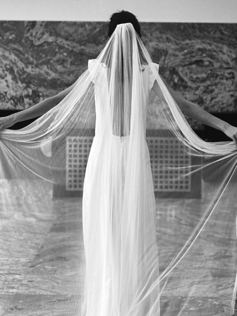 Long voile diaphane + robe de marie dos nu = le bon mix