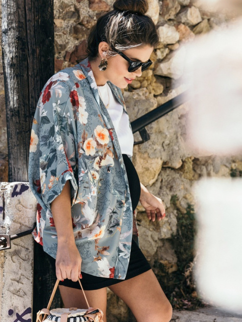 Rien de tel qu'une veste kimono pour accompagner un look 