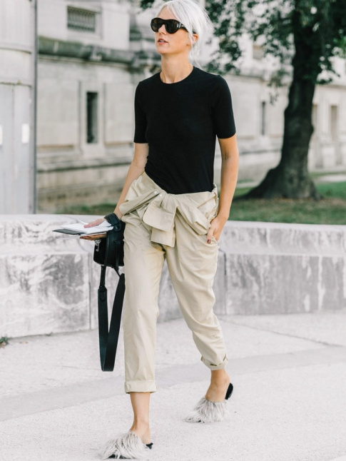 Combinaison utilitaire noue sur la taille + tee-shirt noir bien coup = le bon mix