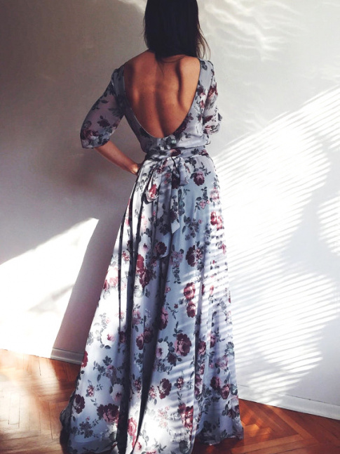 Mlant dos nu et longueur romantique, cette robe longue donne envie de se muer en princesse moderne
