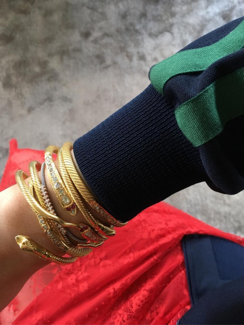 Poignet bord-cte bleu marine + accumulations de fins bracelets dors = le bon mix
