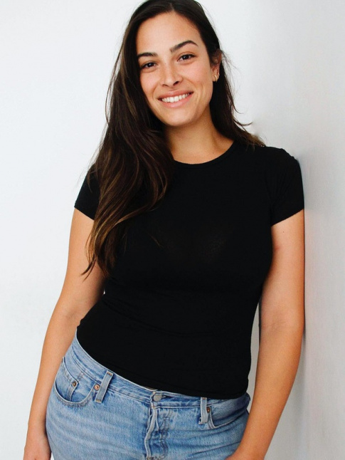 Rien de tel qu'un tee-shirt noir pour booster un jean tout simple !