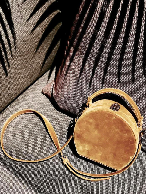 Avec ses allures de bote  chapeau, ce sac  main ne manque pas de charme