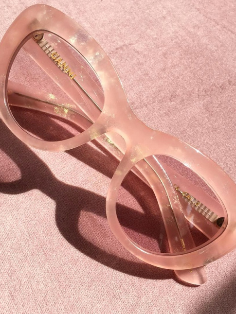 Voir la vie en rose requiert parfois de passer par un accessoire...