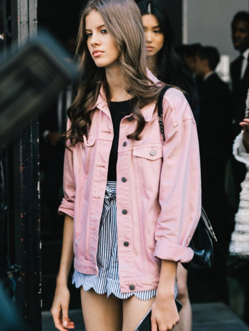 Dcline en rose ple, la veste en jean oversize gagne en coquetterie