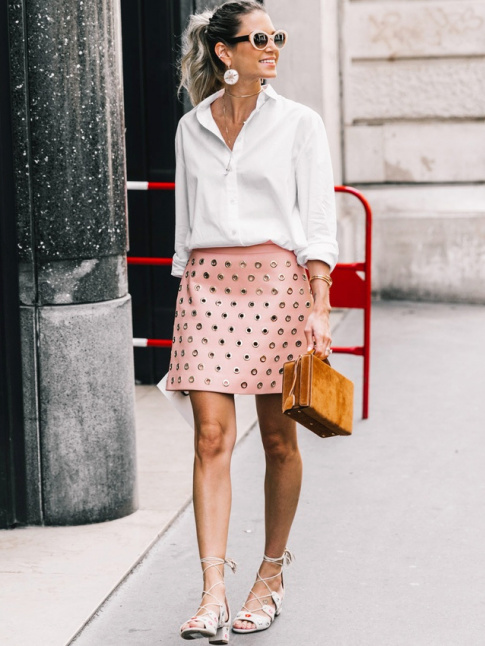 Choisie en rose layette, la mini jupe en cuir sixties trouvera sans mal sa place au sein d'un dress code estival