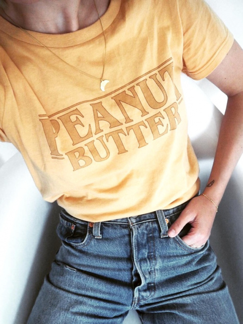 Rien de tel qu'un tee-shirt jaune esprit rtro pour accompagner un jean clair taille haute !