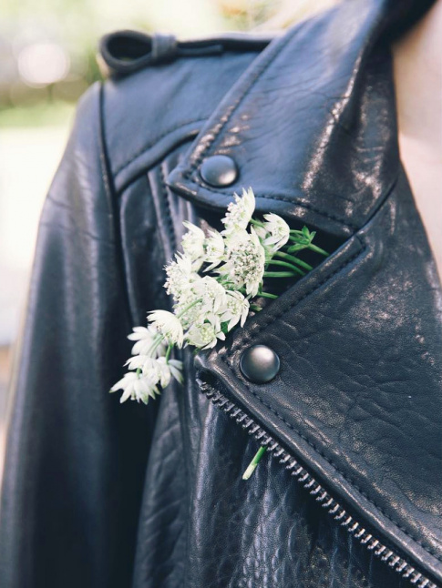 Il suffit parfois d'un simple petit dtail pour lgitimer la prsence d'une pice rock  un mariage