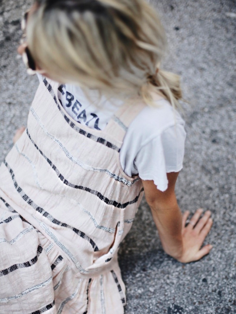 Tee-shirt vieilli + robe loose estivale = le bon mix