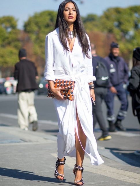 Les accessoires d'inspiration ethnique sient particulirement bien aux longues robes blanches minimalistes