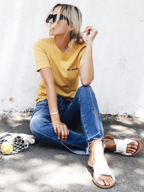 Rien de tel qu'un tee-shirt jaune moutarde pour 