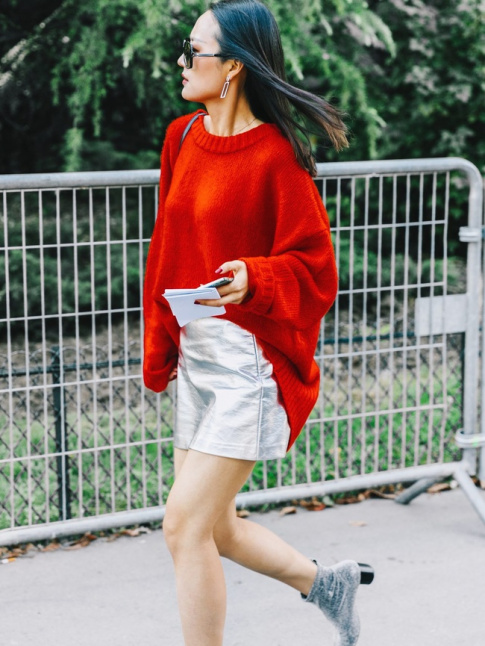 Le pull oversize, l'alli des mini jupes de caractre