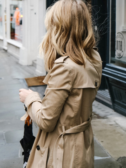 Trench camel + cheveux blonds cendrs lgrement froisss = le bon mix