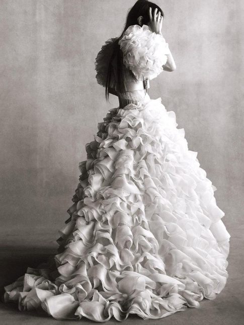 Avec ses volumes contrasts, cette robe de marie provoque un vritable choc visuel