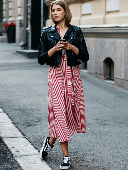Perfecto en cuir noir + robe mi-longue raye + baskets = le bon mix