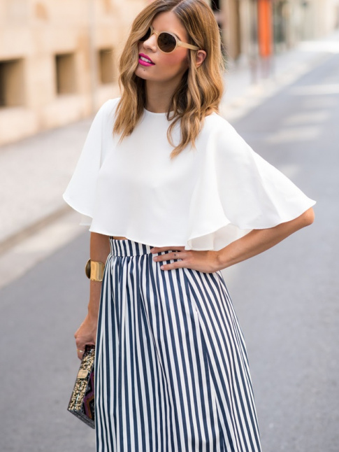L'ample blouse cropped, l'allie chic des jupes midi taille haute !