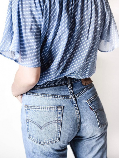 Rien de tel qu'une blouse lgre et fminine pour twister un Levi's 501 !