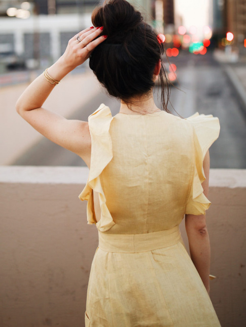 Chignon haut nonchalant + robe jaune ple  volants = le bon mix