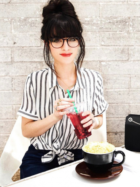 Maxi frange + larges lunettes + sourire mutin = le bon mix