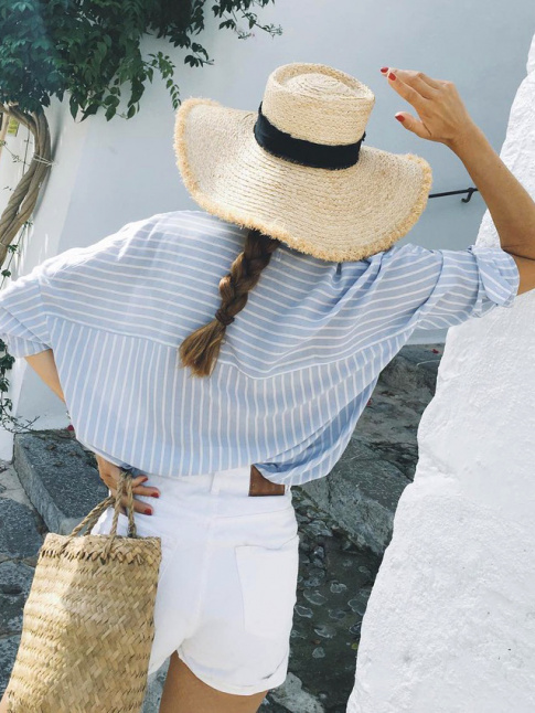 Short en jean blanc + ample chemise  rayures + bronzage caramel = le bon mix