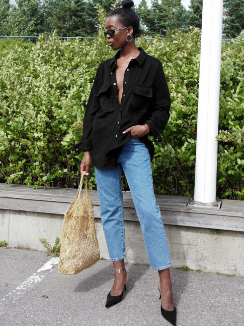 Jean mom + escarpins noirs = le bon mix