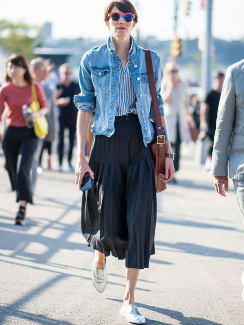 Jupe midi plisse + veste en jean + derbies sans lacets = le bon mix
