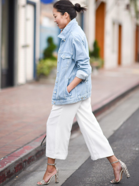 Blouson en jean oversize + pantalon blanc large 7/8 + sandales  talons = le bon mix