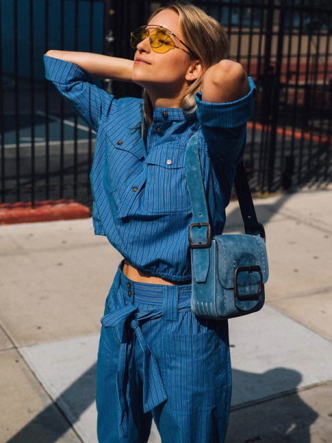 Mlant lunettes jaunes fumes et mix and match de bleus, ce look a tout bon !