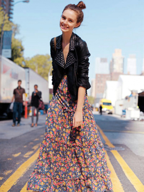 Maxi jupon fleuri + perfecto en cuir = le bon mix