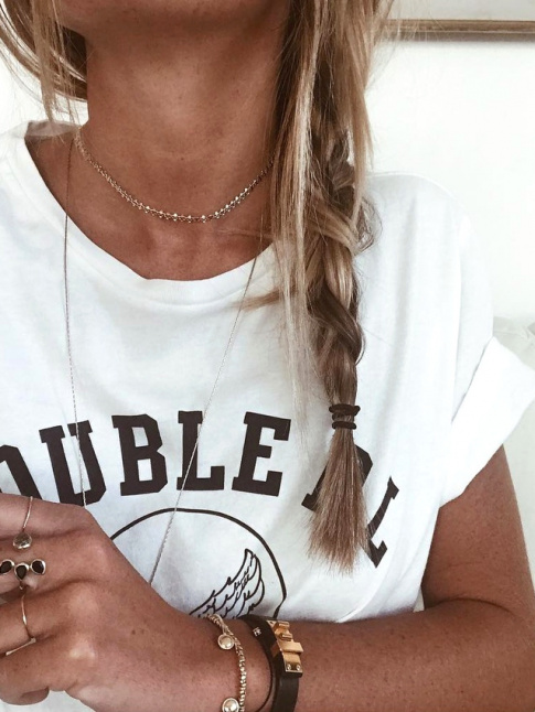 Accumulation de fins bijoux + tee-shirt  inscriptions + tresse sur le ct = le bon mix