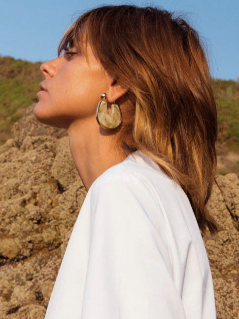Boucles d'oreilles audacieuses + top minimaliste = le bon mix
