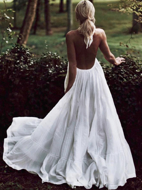 Mlant dos nu vertigineux et ampleur gnreuse, cette longue robe blanche a tout bon !