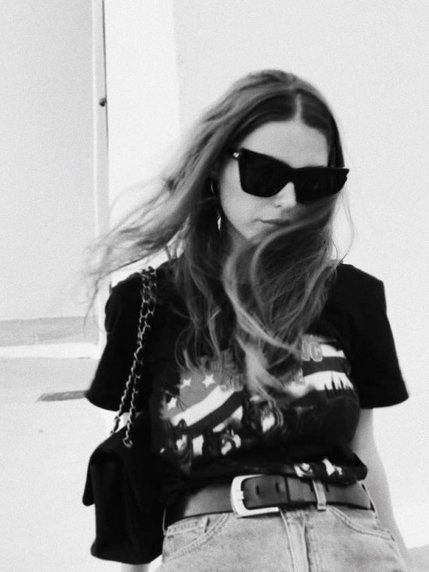 En mlant tee-shirt cheap, jean mom, large ceinture, sac Chanel et lunettes anguleuses, Sophia Roe a tout bon !