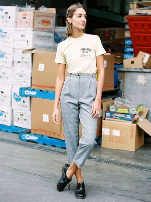 Rien de tel qu'un tee-shirt esprit vintage pour drider un pantalon de ville !