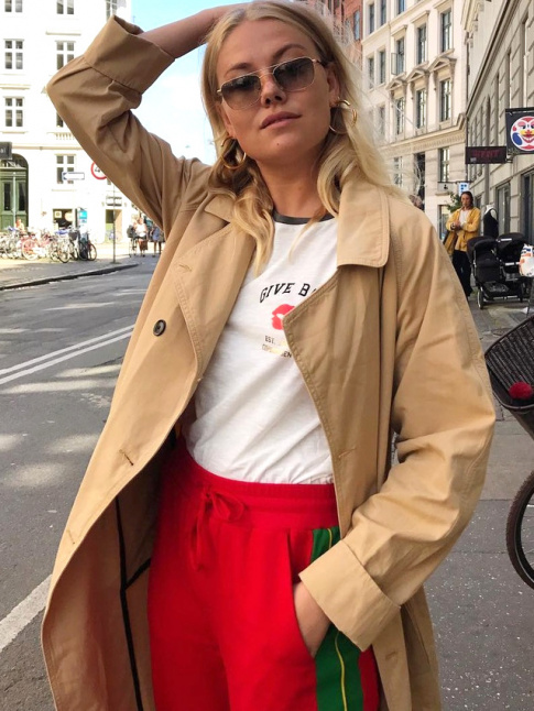 Oui au trio wes-andersonien trench/tee-shirt blanc/jogging rouge !