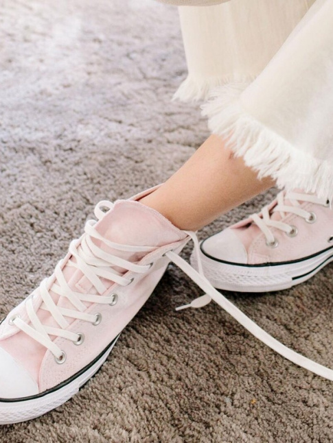 Le rose sied bien aux Converses !