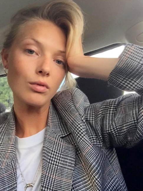 Blazer masculin  carreaux + tee-shirt blanc + pendentif argent = le bon mix