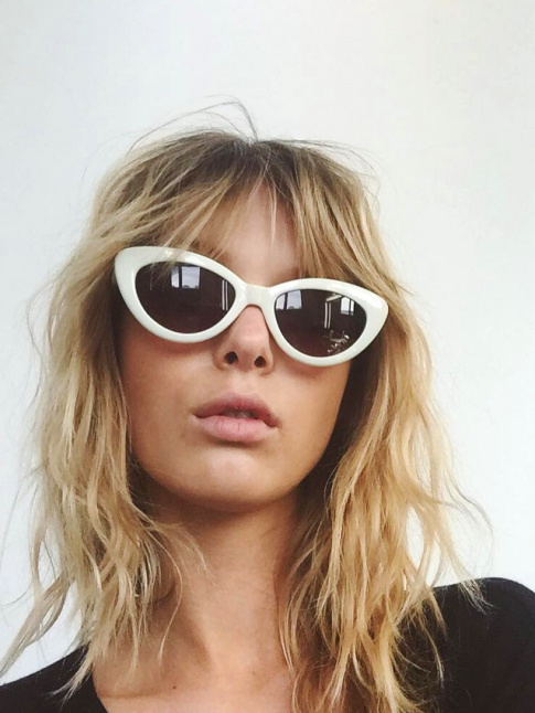 Rien de tel qu'une paire de lunettes de star pour sophistiquer des cheveux froisss !