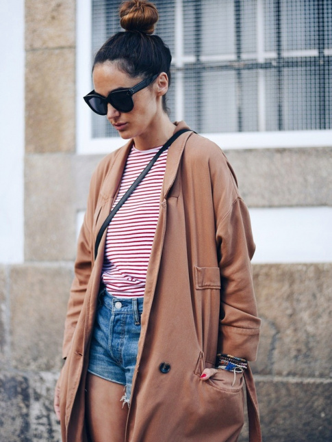 Ample trench + duo short/marinire + maxi lunettes de soleil + chignon haut = le bon mix