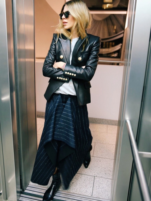 Insrer une jupe au style inattendu au sein d'un look casual/rock se rvle souvent tre une bonne ide !