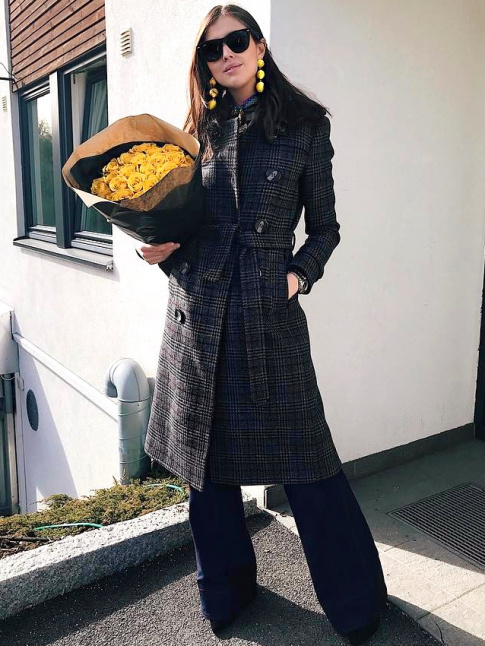 Long trench Prince de Galles + pantalon large + maxi boucles d'oreilles dores = le bon mix