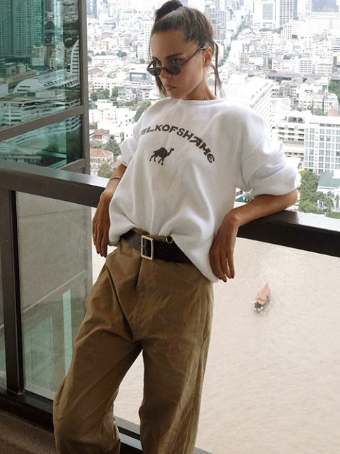 Pour ou contre le pantalon trop grand retenu par une large ceinture ?