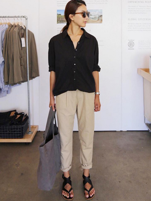 Mlant chino roulott sur la cheville et sandales minimalistes, ce look a tout de la parfaite tenue de fin d't !