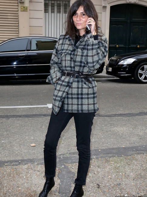 Ceinture taille haute et associe  une paire de bottines pointues, la chemise de bcheron gagne en style