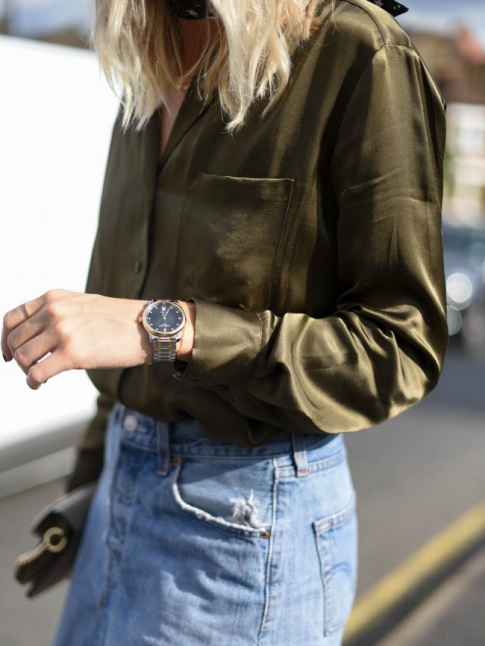 Tissu olive effet satin + denim destroyed = le bon mix