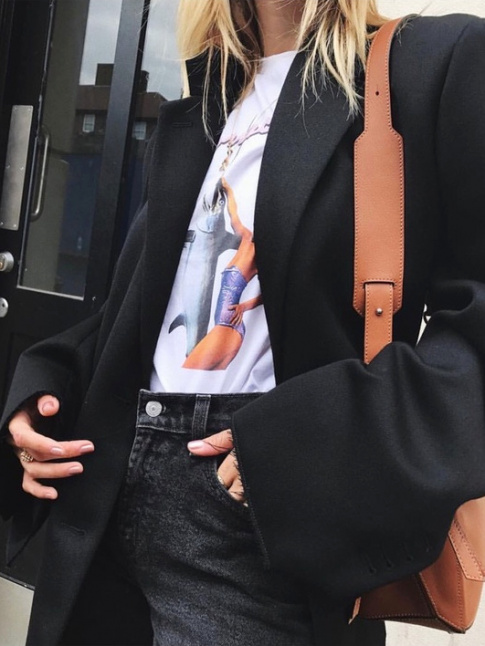 Le duo blazer oversize/tee-shirt  la limite du cheap : le tandem du moment !