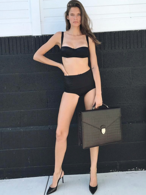 La tenue de travail idale de la femme presse...