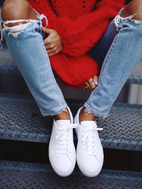 Pull-over rouge coquelicot + jean bleu dlav + bronzage caramel + baskets blanches = le bon mix