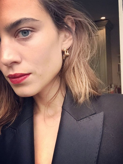 Rouge  lvres + veste de smoking porte  mme la peau : il n'en faut pas plus pour tre infiniment sensuelle...